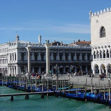 Idyllic Plush Near Rialto, With Separate Entry * Venezia